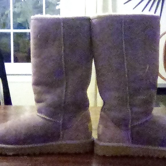 UGG PURPLE/LAVENDER SOFT SUEDE SHEEPSKIN SHEARLING LINED  Like new!!!  Violet ugh boots